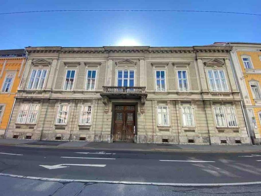 Geraeumige Altbauwohnung Im Zentrum Graz Luaran gambar